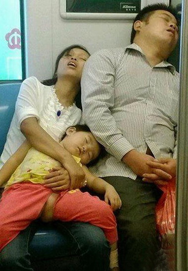 相亲相爱的一家人~人物gif搞笑图片