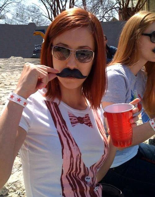 美女与胡子人物gif搞笑图片