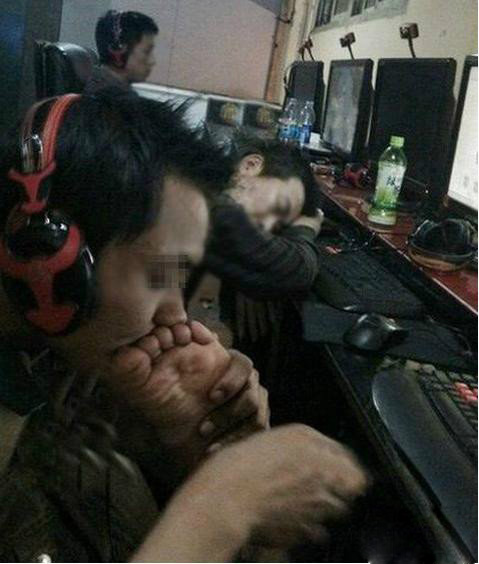 这样可以提神吗？人物gif搞笑图片