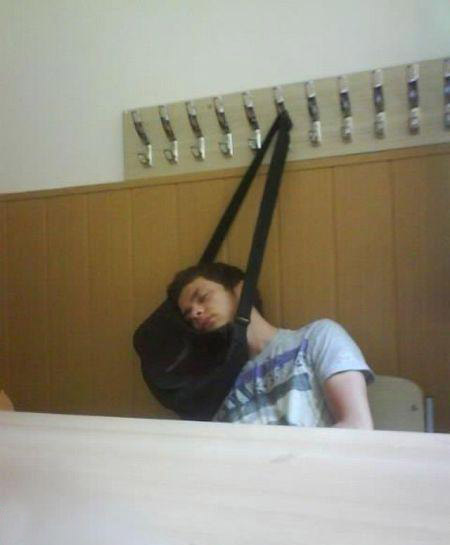 太累了，可以这样先睡一会人物gif搞笑图片