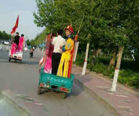 今天在路上偶遇一位大人物人物gif搞笑图片