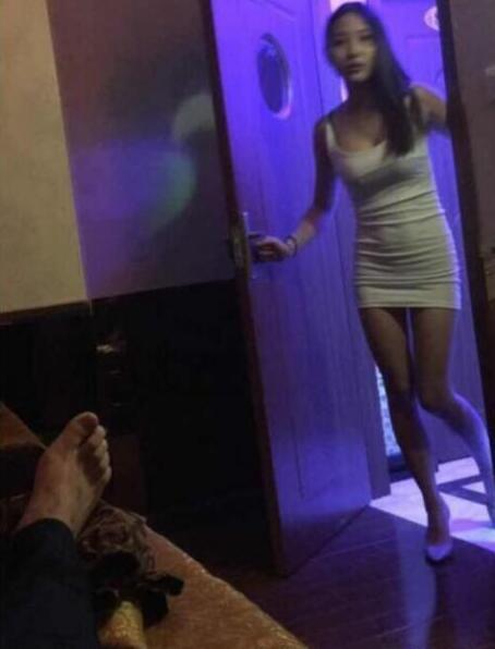 到KTV去唱歌，居然都能碰得到高中老师人物gif搞笑图片