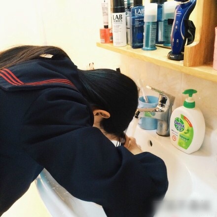 只有女生才会的神技---洗刘海人物gif搞笑图片