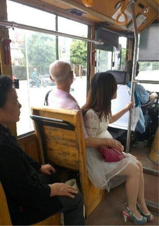 我当时和大妈的眼神一样人物gif搞笑图片