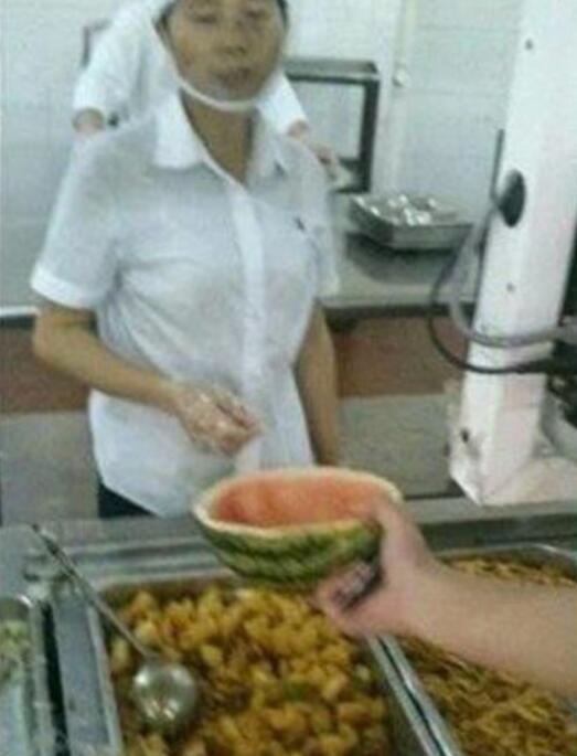 阿姨懵了人物gif搞笑图片