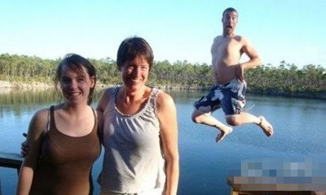 屌丝为了抢镜已经丧心病狂了！人物gif搞笑图片