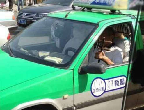 等红灯时司机大叔优雅地拉起了二胡人物gif搞笑图片