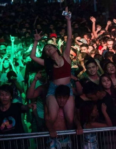 疯狂的女人，下面一定有一个屌丝一样的好男人人物gif搞笑图片