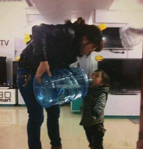 只为了少洗一个杯子人物gif搞笑图片