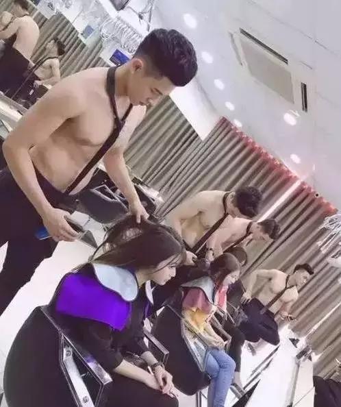 现在的竞争好激烈啊人物gif搞笑图片