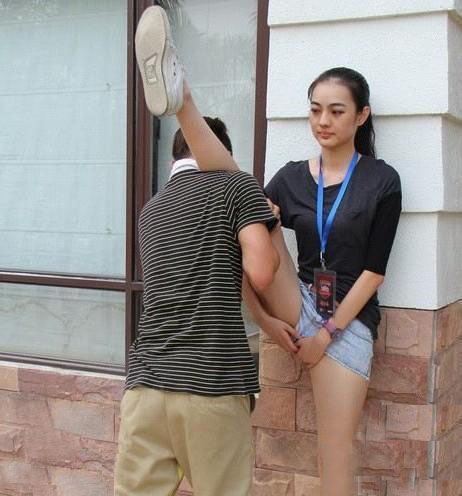 妹子 幽怨的眼神人物gif搞笑图片