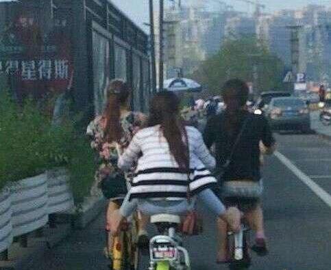 女汉子是这样骑电动车的人物gif搞笑图片