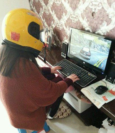 男朋友说飙车一定要戴头盔，安全第一人物gif搞笑图片