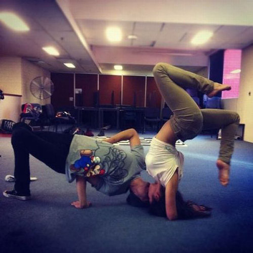 让人笑断气的“二逼”青年人物gif搞笑图片