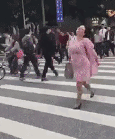 在城市道路的斑马线上，妹子你就是一道亮丽的风景人物gif搞笑图片
