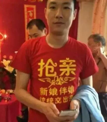 抢亲，新娘伴娘，统统交出来人物gif搞笑图片