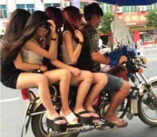 坐后面的妹子好辛苦人物gif搞笑图片