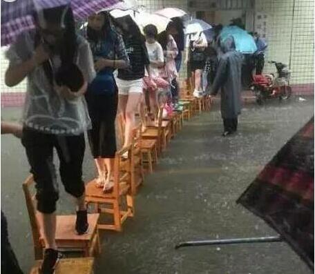 这就是女人的待遇，羡慕她们人物gif搞笑图片