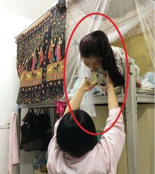 不会喂饭的室友不是好室友人物gif搞笑图片