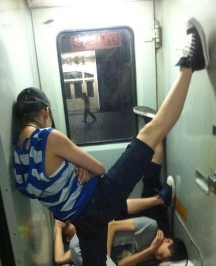 火车上摆啥POSE的都有人物gif搞笑图片