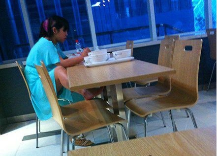 裙子在身，却怀颗汉子心人物gif搞笑图片