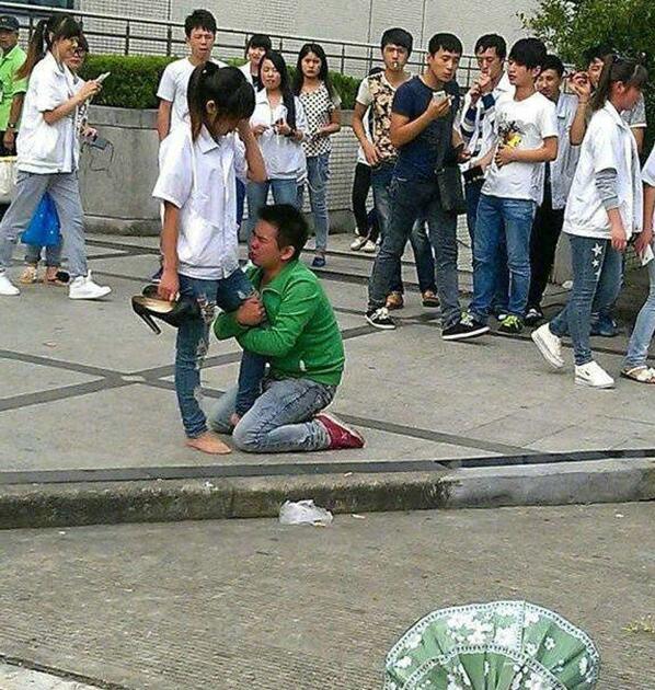 女孩的内心是崩溃的人物gif搞笑图片