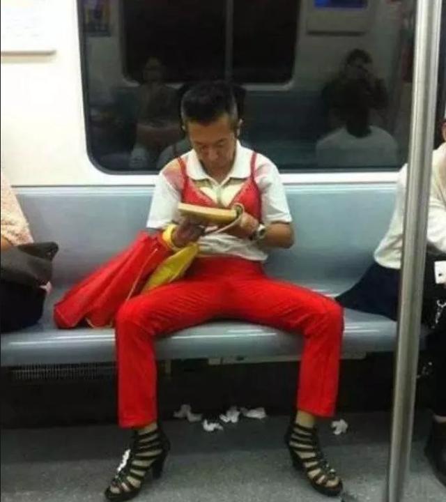 大叔，你这是要闹哪样？人物gif搞笑图片