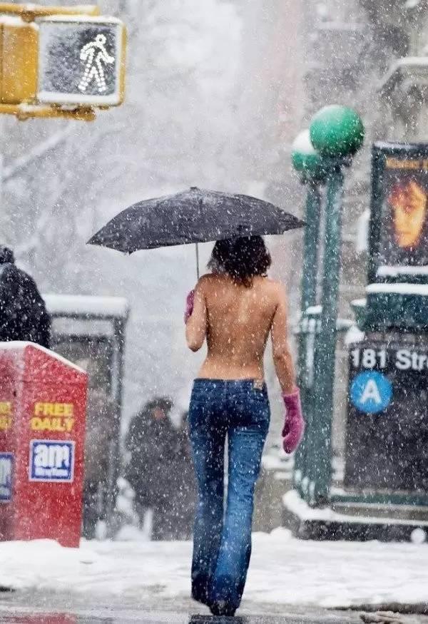 送你一件冬衣人物gif搞笑图片