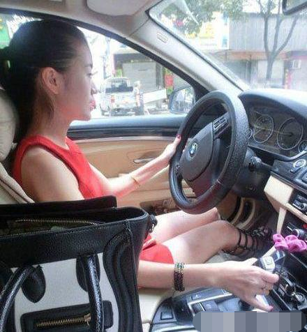 看到表嫂开车时候的手势，我突然觉得表嫂很有生活的人物gif搞笑图片