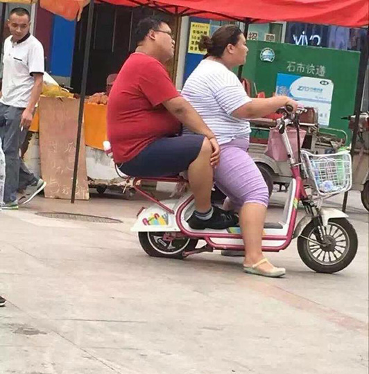 莫名地心疼这辆电动车人物gif搞笑图片