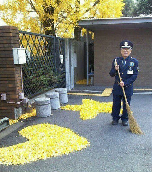 扫落叶的门卫大爷，好浪漫的大爷人物gif搞笑图片