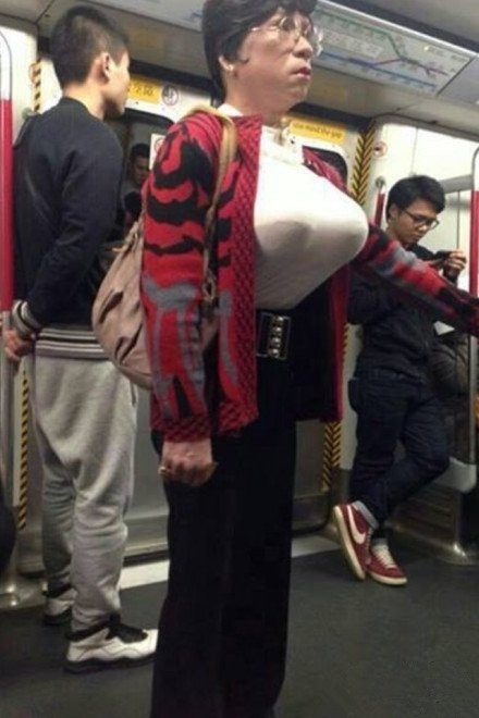 听说有些人喜欢胸大的(´･ω･｀)人物gif搞笑图片