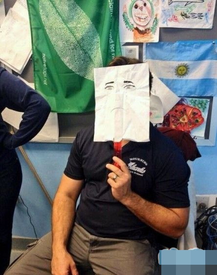 朋友你难过什么？人物gif搞笑图片