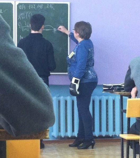 同学，做错题可是要接受惩罚的呦人物gif搞笑图片