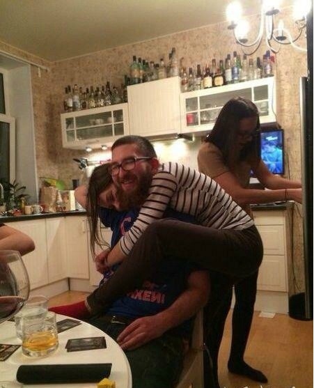 第二眼都看错的举手人物gif搞笑图片