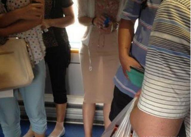 小姐姐，你穿成这样就尴尬了人物gif搞笑图片