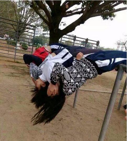 妹子们小心别摔了人物gif搞笑图片