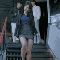 这就是我喜欢在楼梯下等人的原因人物gif搞笑图片