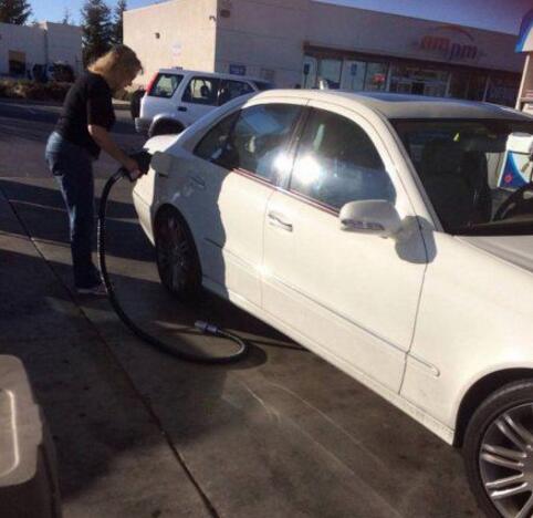 加的一手好油人物gif搞笑图片