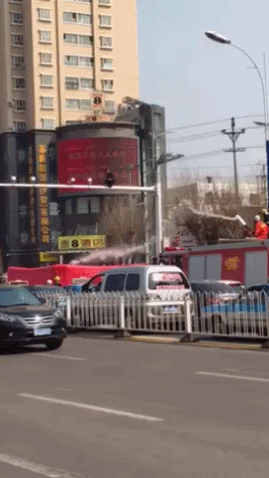 救人就是要用简单实用的方法人物gif搞笑图片