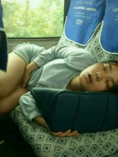 你们说我该不该叫醒她人物gif搞笑图片