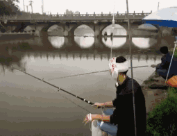 钓鱼界的一朵奇葩人物gif搞笑图片