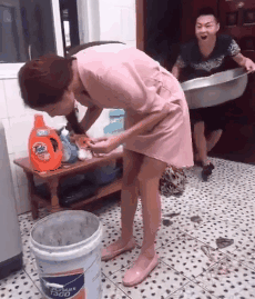 爱吃西瓜的妹子运气不会太差人物gif搞笑图片