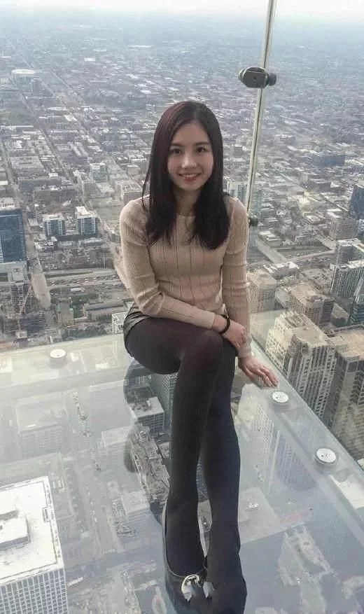 小姐姐的胆子好大人物gif搞笑图片