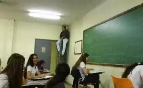 那个女同学你笑的我都没有办法监考了人物gif搞笑图片