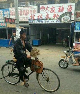 活佛还会骑自行车人物gif搞笑图片