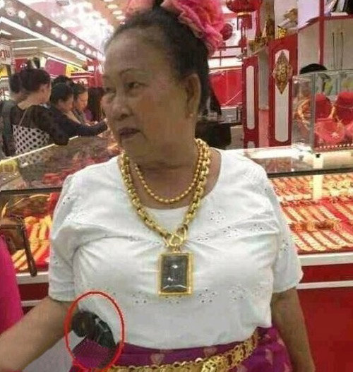 带着金项链，佩着枪，看谁敢抢人物gif搞笑图片