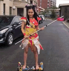 上街偶遇哪吒，就是觉得你这风火轮有点过分了人物gif搞笑图片