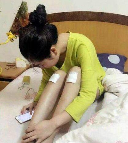 女朋友回来后，说膝盖是摔伤了人物gif搞笑图片