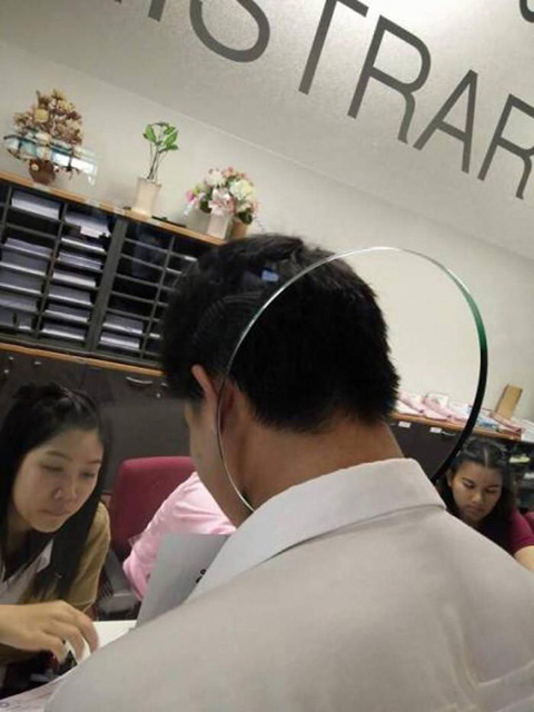 为了听清柜员的话，哥们也是蛮拼的人物gif搞笑图片